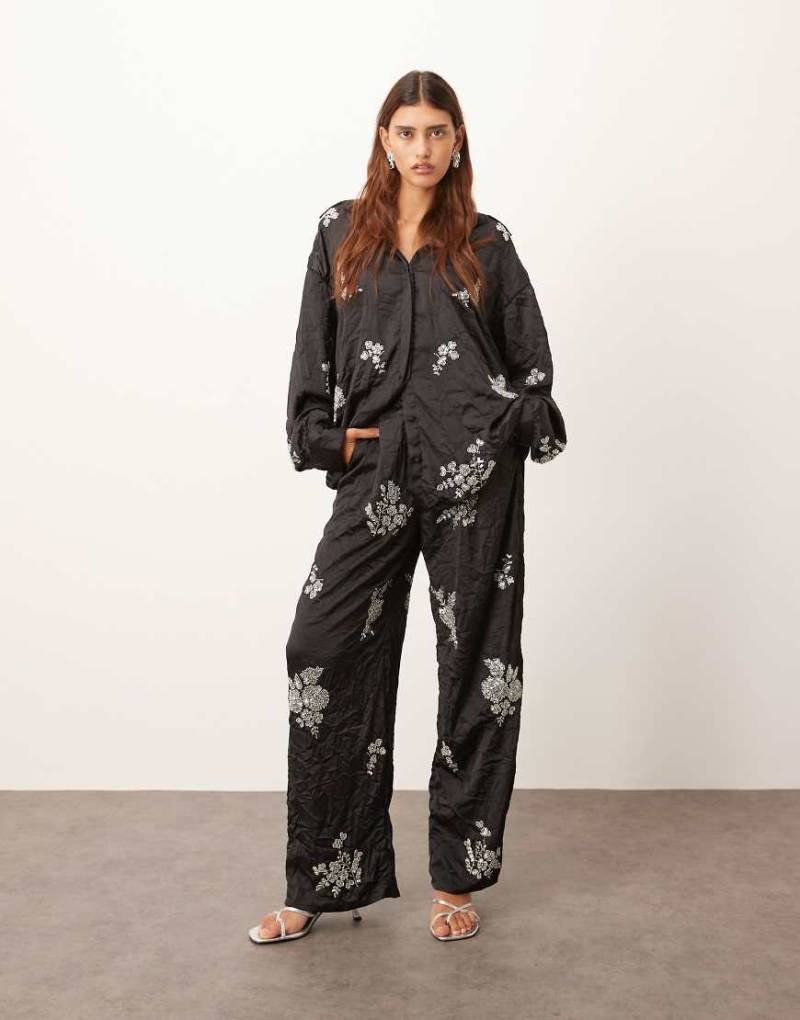 ARRANGE - Satin-Hose in Schwarz mit Blumenverzierung und Knitterstruktur, Kombiteil ARRANGE - Satin-Hose in Schwarz mit Blumenverzierung und Knitterstruktur, Kombiteil von ARRANGE