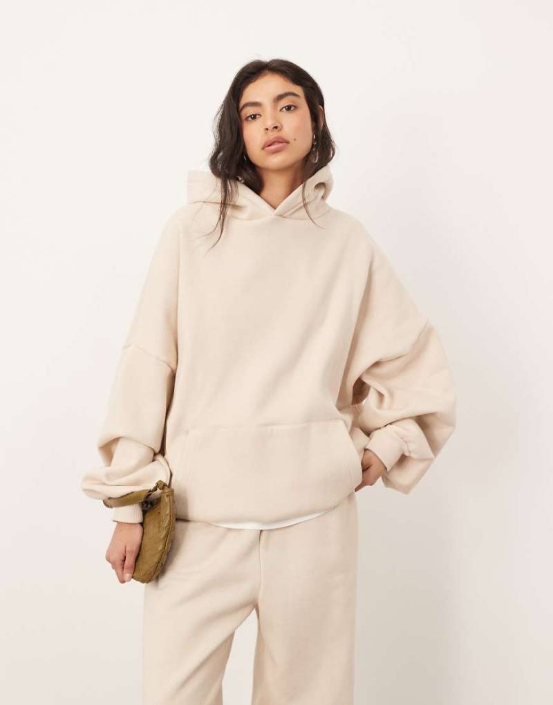 ARRANGE - Schwerer, hochwertiger Oversize-Kapuzenpullover in Hellbeige-Neutral von ARRANGE
