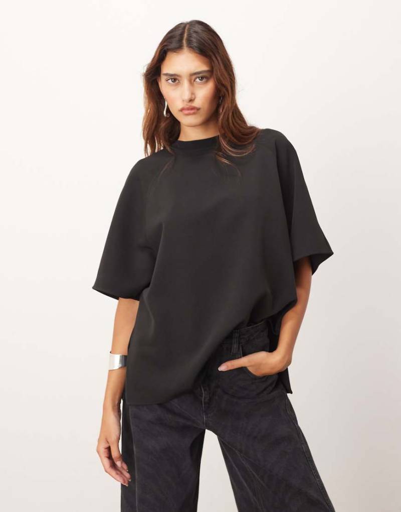 ARRANGE - Schweres T-Shirt aus Crepe in Schwarz mit geripptem Ausschnitt von ARRANGE