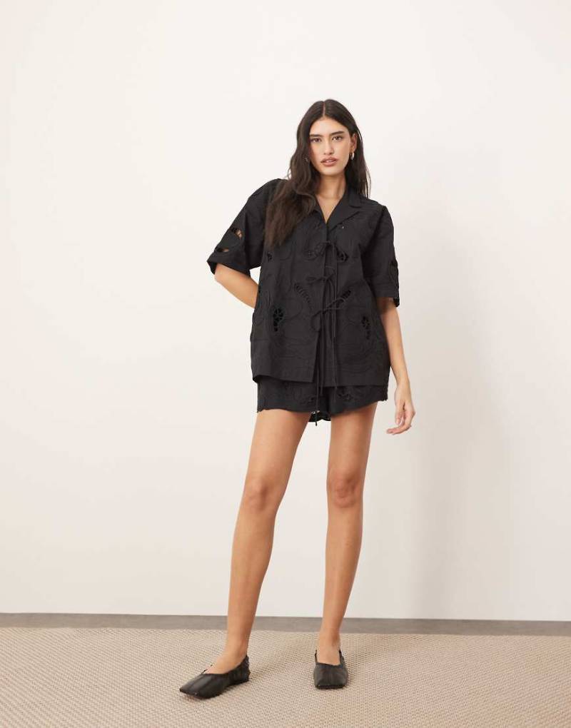 ARRANGE - Shorts in Schwarz mit Cutwork-Details, Kombiteil von ARRANGE