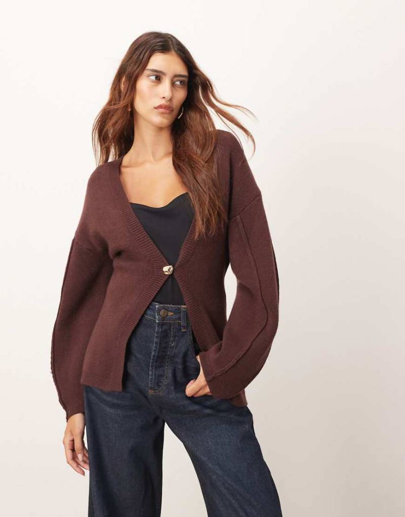 ARRANGE - Strickjacke in Burgunderrot mit ovalen Ärmeln und geformter Taille von ARRANGE