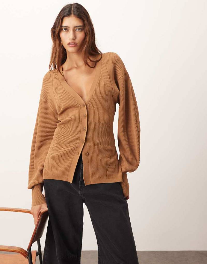 ARRANGE - Strickjacke in Kamelbraun mit gebogener Ziernaht-Brown von ARRANGE