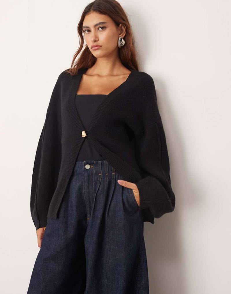 ARRANGE - Strickjacke in Schwarz mit ovalen Ärmeln und geformter Taille von ARRANGE