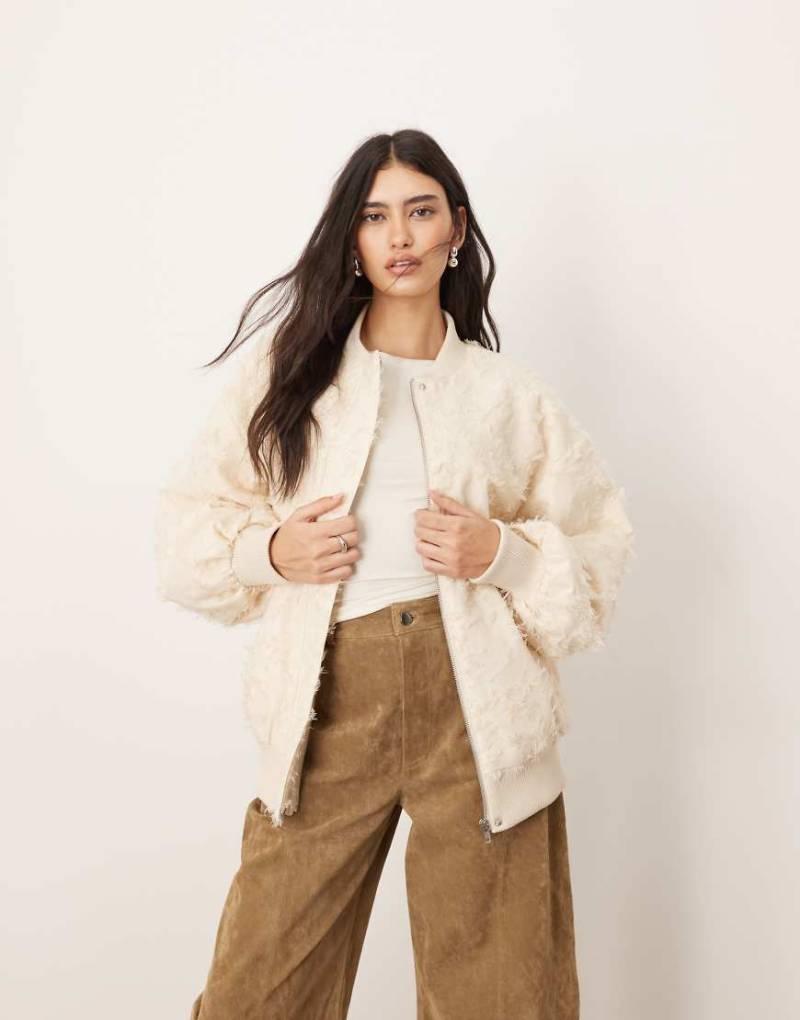 ARRANGE - Strukturierte Bomberjacke in Creme mit Oversize-Passform-Weiß von ARRANGE