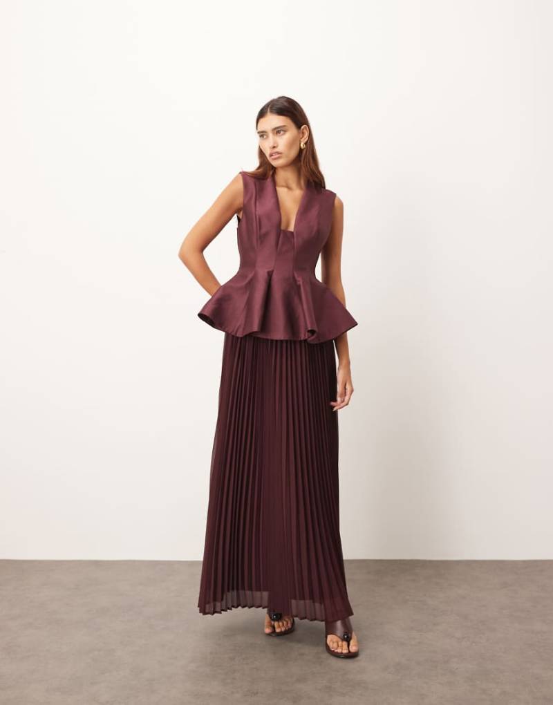 ARRANGE - Strukturiertes, tailliertes Maxikleid in Pflaume mit kontrastierendem Plissee-Rock-Lila von ARRANGE