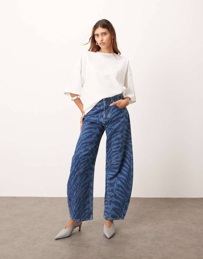 ARRANGE - Sydney - Barrel-Jeans in Blau mit Tigerprint von ARRANGE