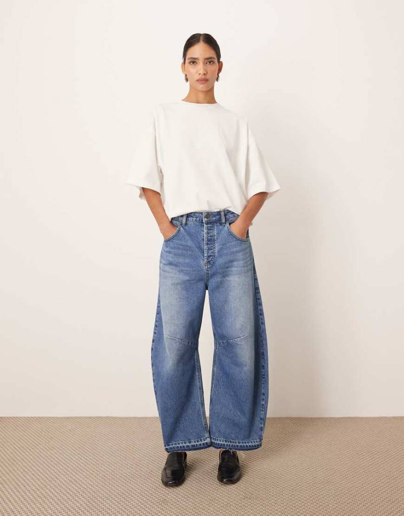 ARRANGE - Sydney - Cropped Jeans in verwaschenem Mittelblau mit herausgelassenem Saum von ARRANGE