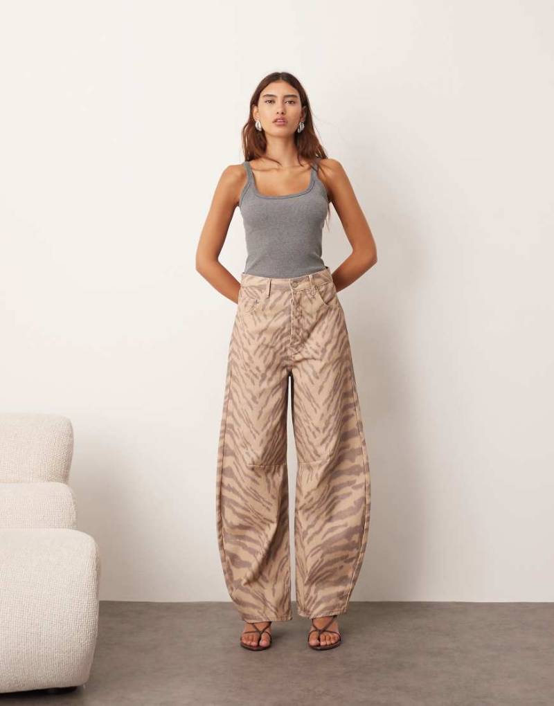 ARRANGE - Sydney - Denimjeans mit Tigerprint in Naturfarben und weitem Bein-Braun von ARRANGE