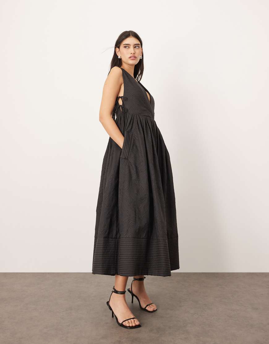 ARRANGE - Texturiertes Maxi-Hängerkleid in Schwarz mit seitlichen Schnürbändern von ARRANGE