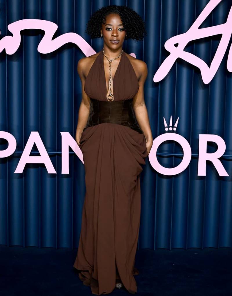 ARRANGE - Tief ausgeschnittenes Neckholder-Maxikleid aus Samt in Schokobraun mit Taillenzug und Schleppe-Brown von ARRANGE