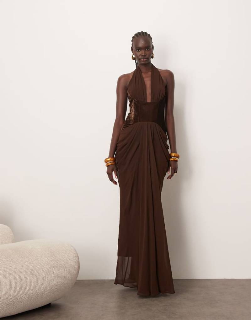 ARRANGE - Tief ausgeschnittenes Neckholder-Maxikleid aus Samt in Schokobraun mit Taillenzug und Schleppe-Brown von ARRANGE