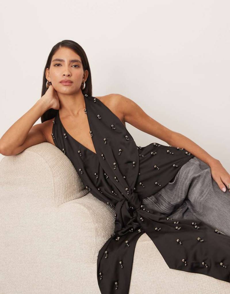 ARRANGE - Tief ausgeschnittenes Neckholder-Oberteil in Schwarz mit Verzierung und Bindeband von ARRANGE