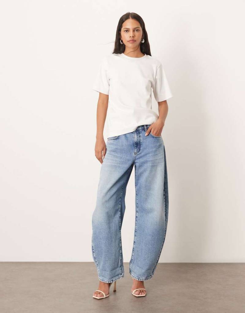 ARRANGE - Tova - Jeans in heller Waschung mit schmal zulaufender Form, abgerundetem Bein und Umschlagsaum-Blau von ARRANGE