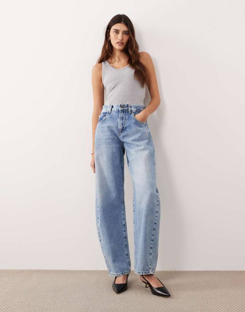 ARRANGE - Tova - Jeans in heller Waschung mit schmal zulaufender Form, abgerundetem Bein und Umschlagsaum-Blau von ARRANGE