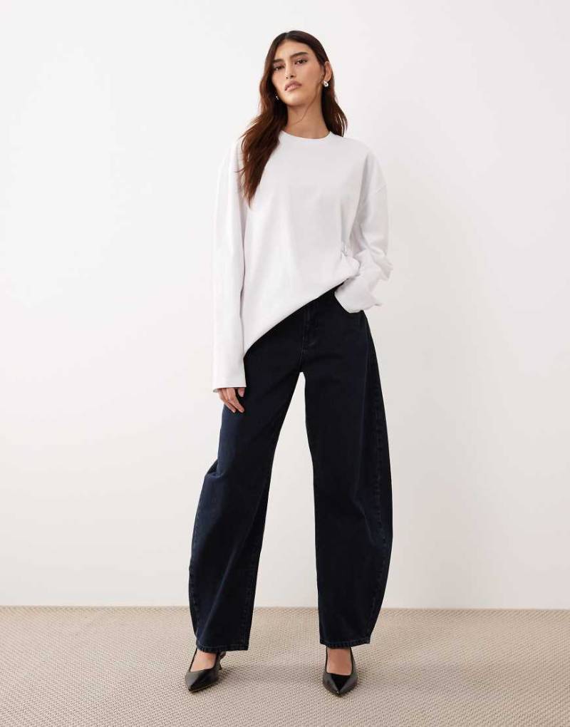 ARRANGE - Tova - Schmal zulaufende Jeans in Blauschwarz mit Umschlagsaum und abgerundetem Bein-Marineblau von ARRANGE