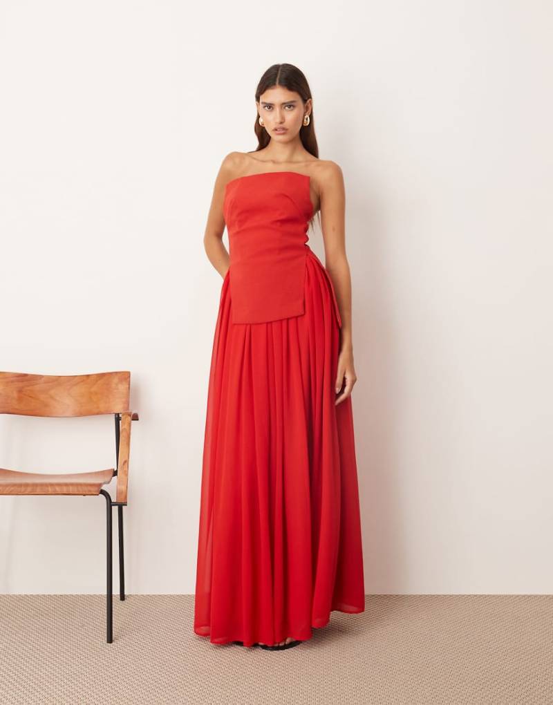 ARRANGE - Trägerloses, strukturiertes Maxikleid in Rot mit voluminösem Rock von ARRANGE