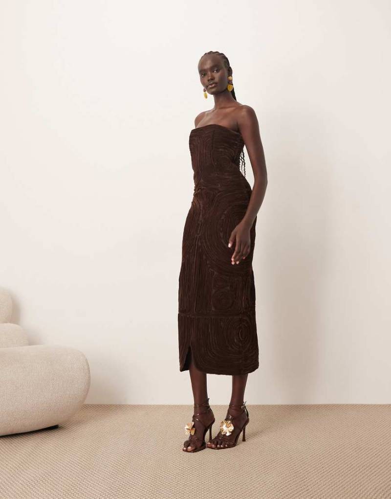 ARRANGE - Trägerloses Midikleid aus Samt mit Rouleau-Stickerei in Braun-Brown von ARRANGE