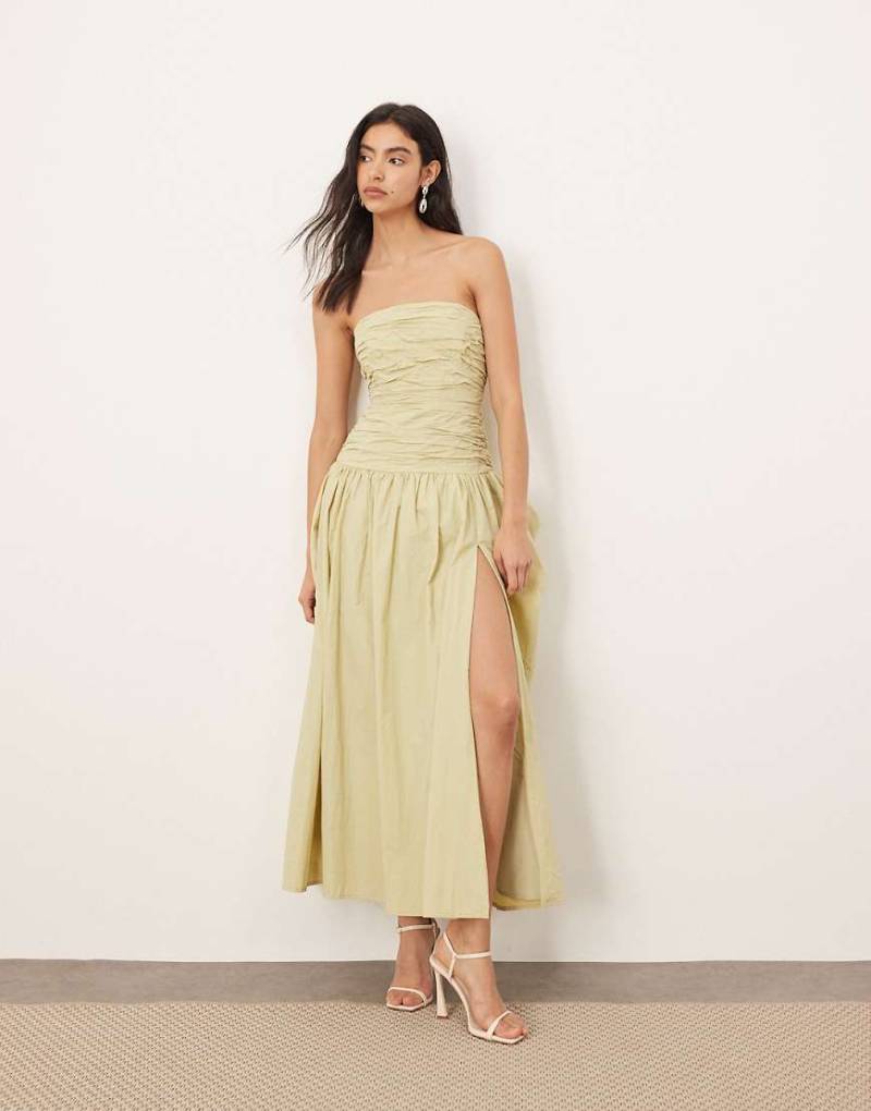 ARRANGE - Trägerloses Midikleid in hellem Olivgrün mit eckigem Schnitt von ARRANGE