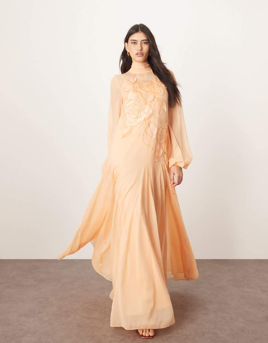 ARRANGE - Trapezförmiges Maxikleid in Apricot mit Blousonärmeln, gebundenem Ausschnitt und Blumenapplikation-Orange von ARRANGE