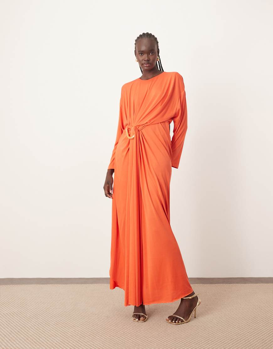 ARRANGE - Weiches Maxikleid in Rot mit Falten und Detail aus Metall ARRANGE - Weiches Maxikleid in Rot mit Falten und Detail aus Metall von ARRANGE