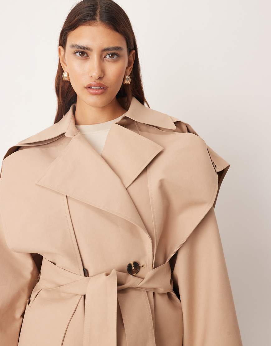 ARRANGE - Zweireihiger Cropped-Trenchcoat in Hellbraun mit Cape-Detail-Brown von ARRANGE