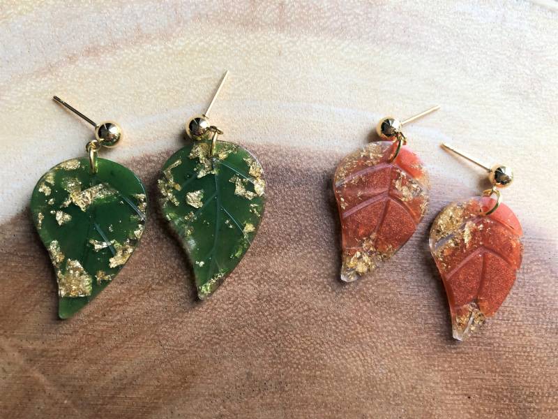 Handgefertigte Blatt-Harzohrringe Mit Eingegossenen Goldflocken, Auf Kugelsteckern. Grün Oder Orange. Ein Geschenk Für Sie von ARSSTUDIO74