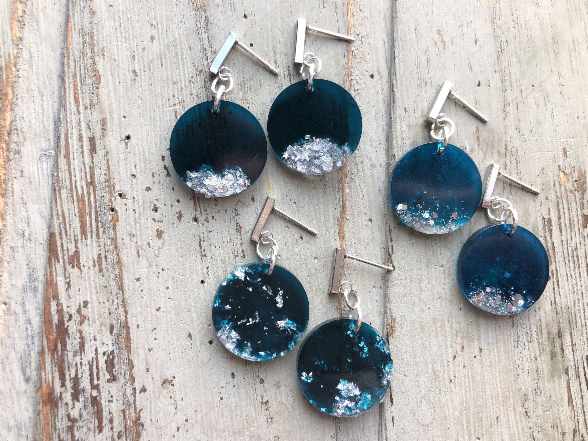 Handgemachte Dunkelblaue Oder Blaugrüne Kreisohrringe Mit Silbernem Flocken Glitzer, Hypoallergene Rechteckohrstecker, Maßgefertigter Schmuck Handgemachte Dunkelblaue Oder Blaugrüne Kreisohrringe Mit Silbernem Flocken Glitzer, Hypoallergene Rechteckohrstecker, Maßgefertigter Schmuck von ARSSTUDIO74