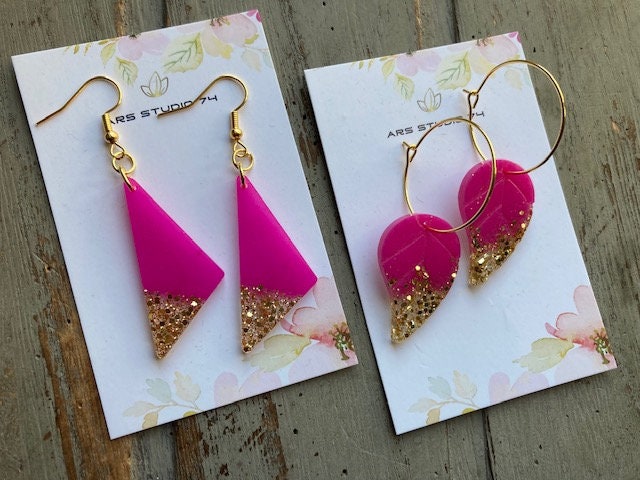 Handgemachte Fuchsienfarbene Und Goldene Glitzernde Blätter Oder Dreiecke in Epoxidharz. Sommer Schmuck Geschenk von ARSSTUDIO74