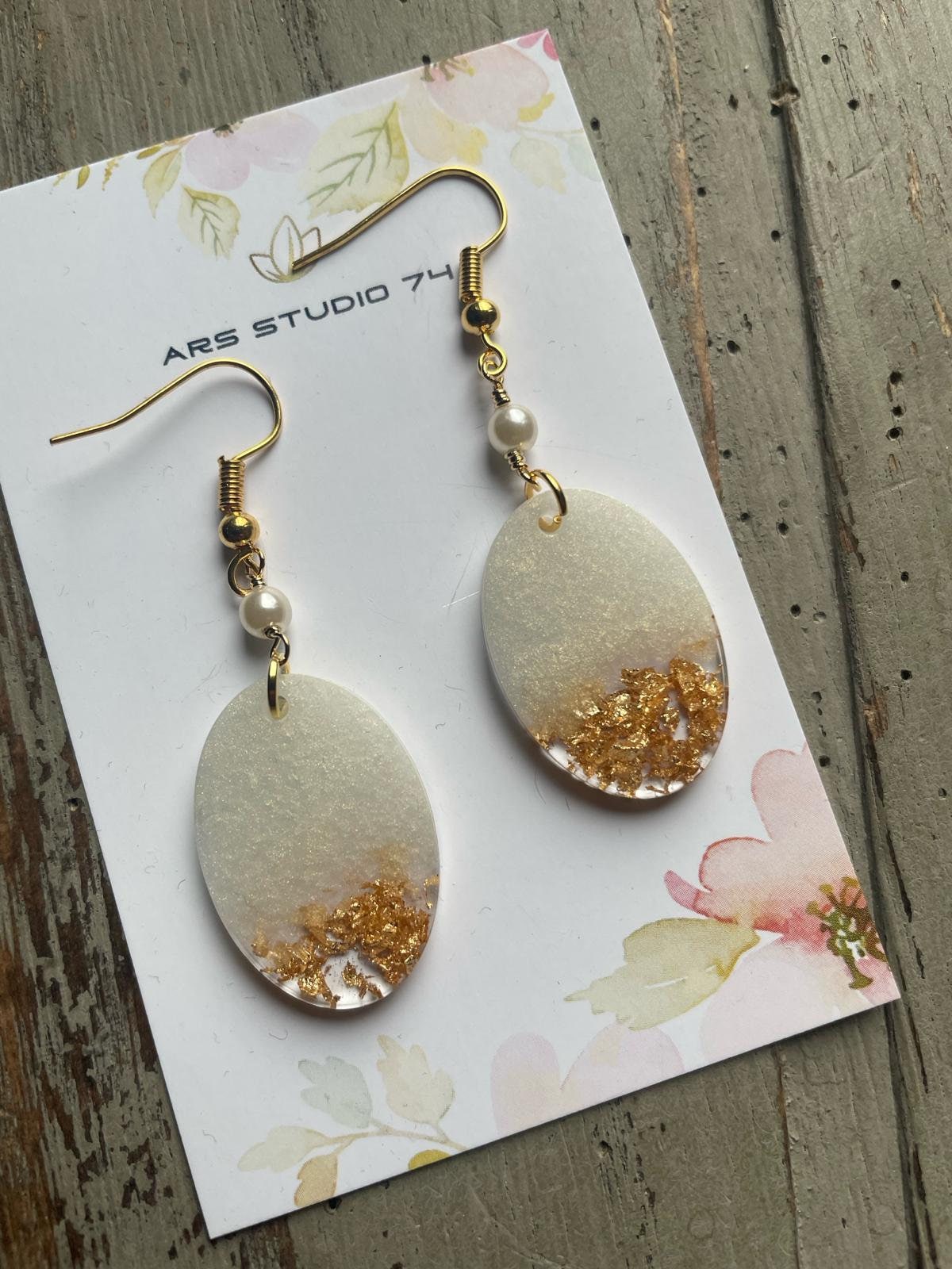 Handgemachte Weiße Ovale Ohrringe Mit Künstlichen Perle Und Gold Flocken Handgemachte Weiße Ovale Ohrringe Mit Künstlichen Perle Und Gold Flocken von ARSSTUDIO74