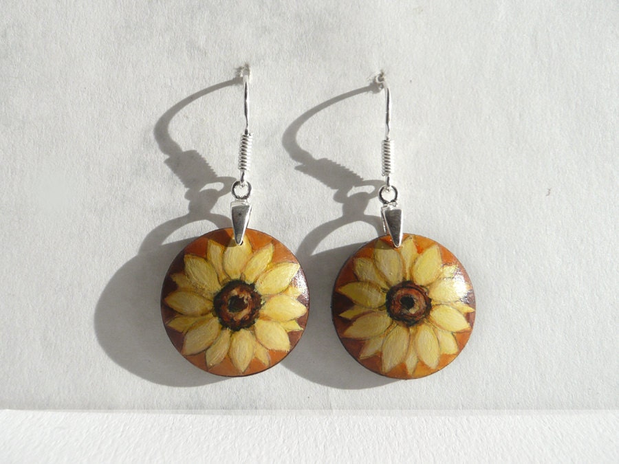 Sonnenblumen Ohrringe, 925 Silber & Holz, Runde Holzohrringe, Handgefertigter Ohrschmuck, Handgemalte Ohrhänger Sonnenblumen Ohrringe, 925 Silber & Holz, Runde Holzohrringe, Handgefertigter Ohrschmuck, Handgemalte Ohrhänger von ARTDORA