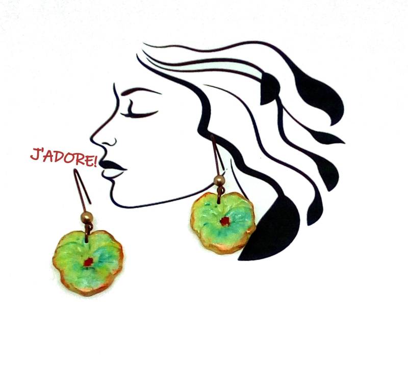 Grüne Blumenohrringe, Grüne Stiefmütterchenblumenohrringe, Blumenförmige Baumelnde Ohrringe Grüne Blumenohrringe, Grüne Stiefmütterchenblumenohrringe, Blumenförmige Baumelnde Ohrringe von ARTGALLERY29