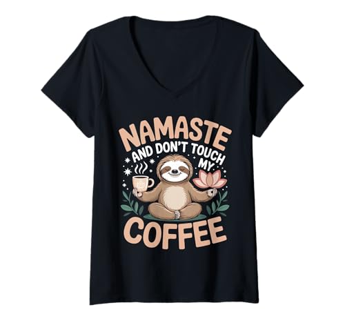 Damen Mama Yoga Kaffee Lustig Namaste Spruch Design Muttertag T-Shirt mit V-Ausschnitt von ARTIPALATI