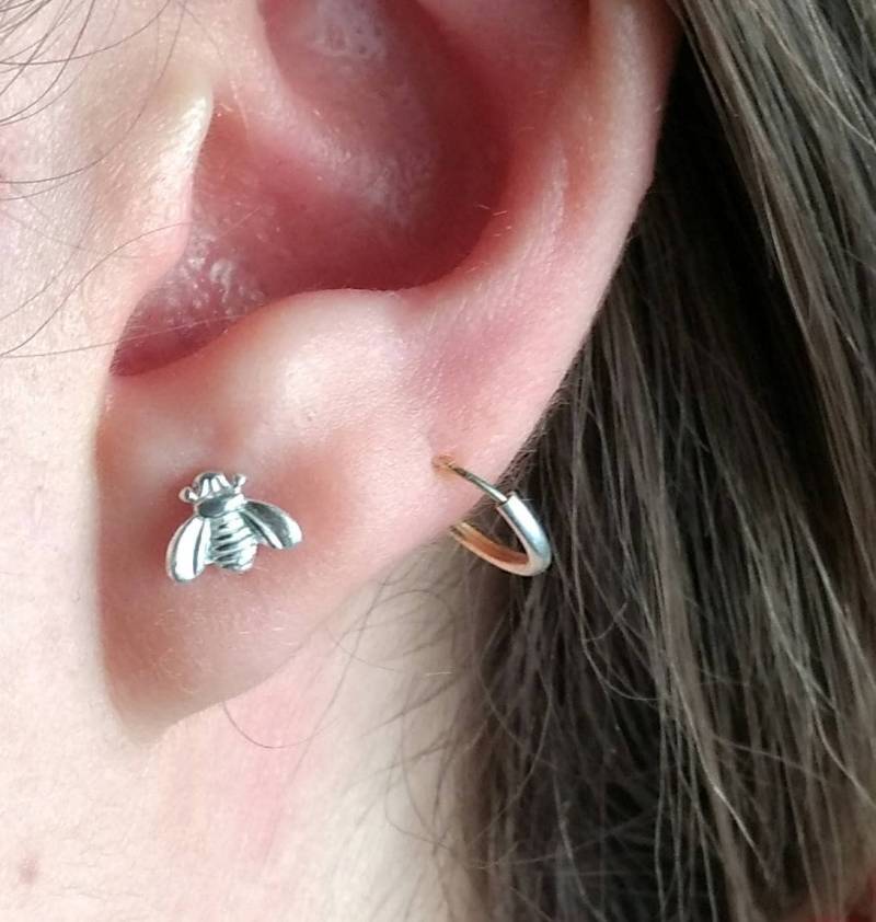 925 Einfaches Und Zartes Bienensilber Ohrring 925 Einfaches Und Zartes Bienensilber Ohrring von ARTISANTIQUAE