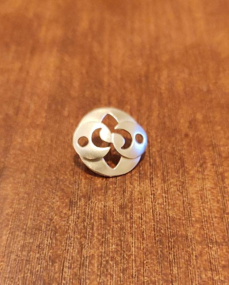 Roswell Rock Pin Naturstein Messing Und Vergoldung Roswell Rock Pin Naturstein Messing Und Vergoldung von ARTISANTIQUAE