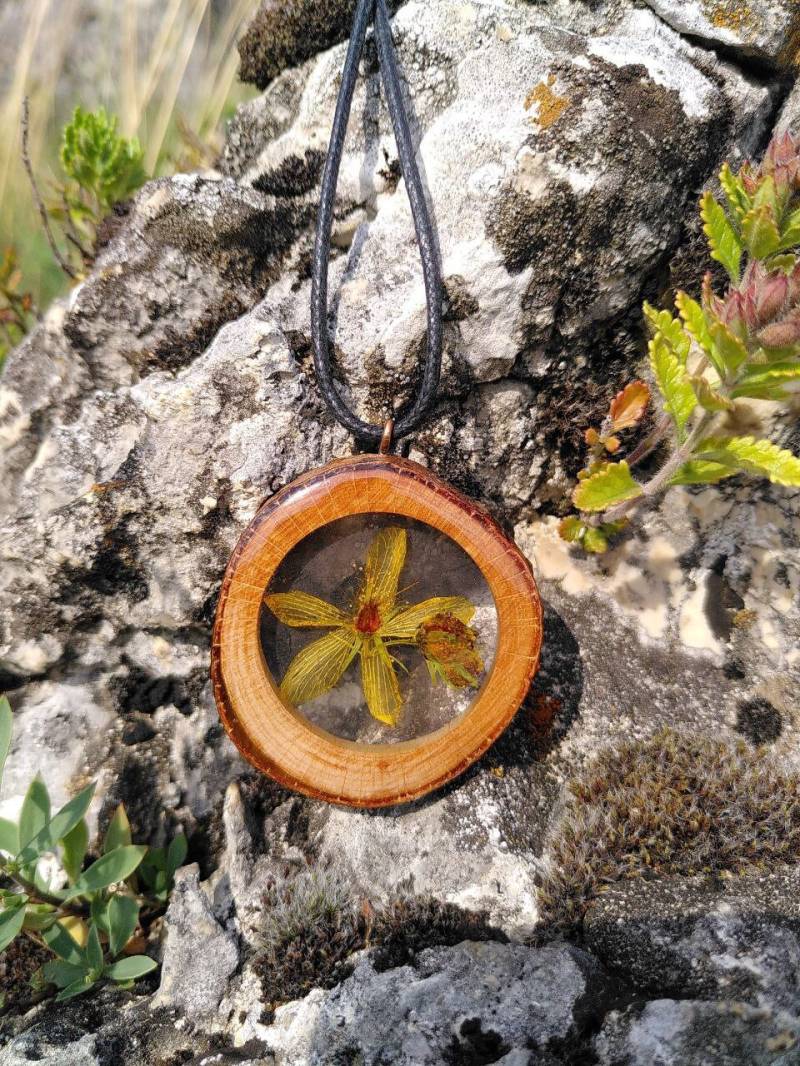 Holzschmuck Johanniskraut | Kräuteramulett Halskette Buche Epoxidharz Unikat Holzschmuck Johanniskraut | Kräuteramulett Halskette Buche Epoxidharz Unikat von ARTISTREEartsncrafts