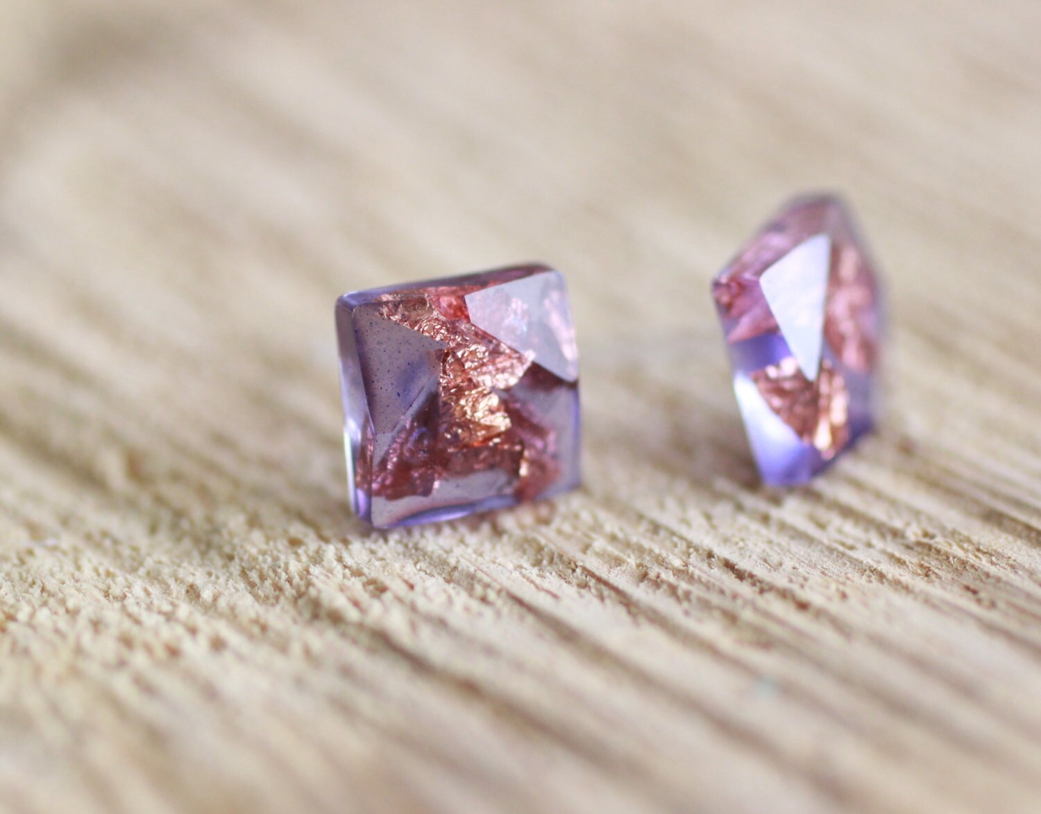 Blau Violette Ohrstecker Aus Kunstharz Mit Kupfer Flakes von ARTISUNtis