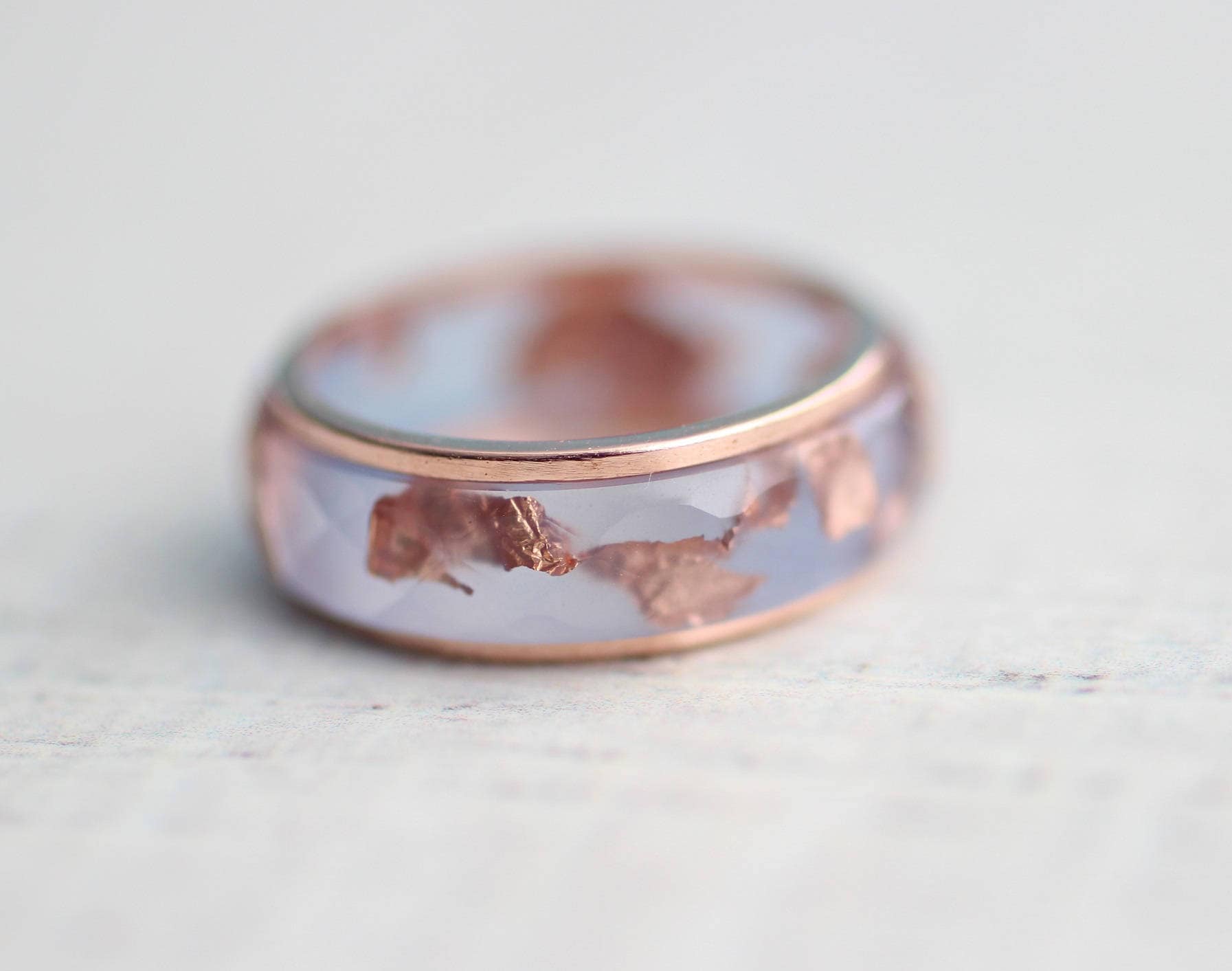 Blauer Resinring, Stapelring Mit Kupferbändern Und -Flocken von ARTISUNtis