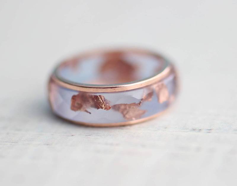 Blauer Resinring, Stapelring Mit Kupferbändern Und -Flocken von ARTISUNtis