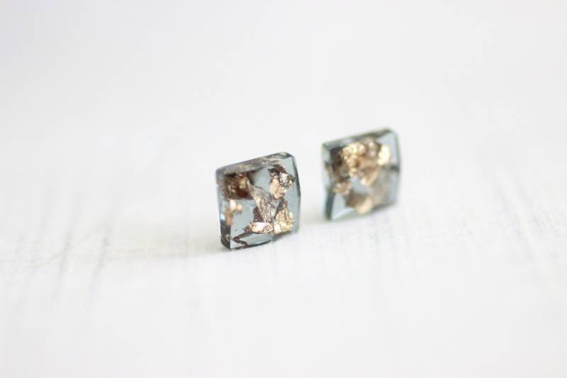 Graue Ohrstecker Aus Resin Mit Blattgold, Leichter Schmuck von ARTISUNtis