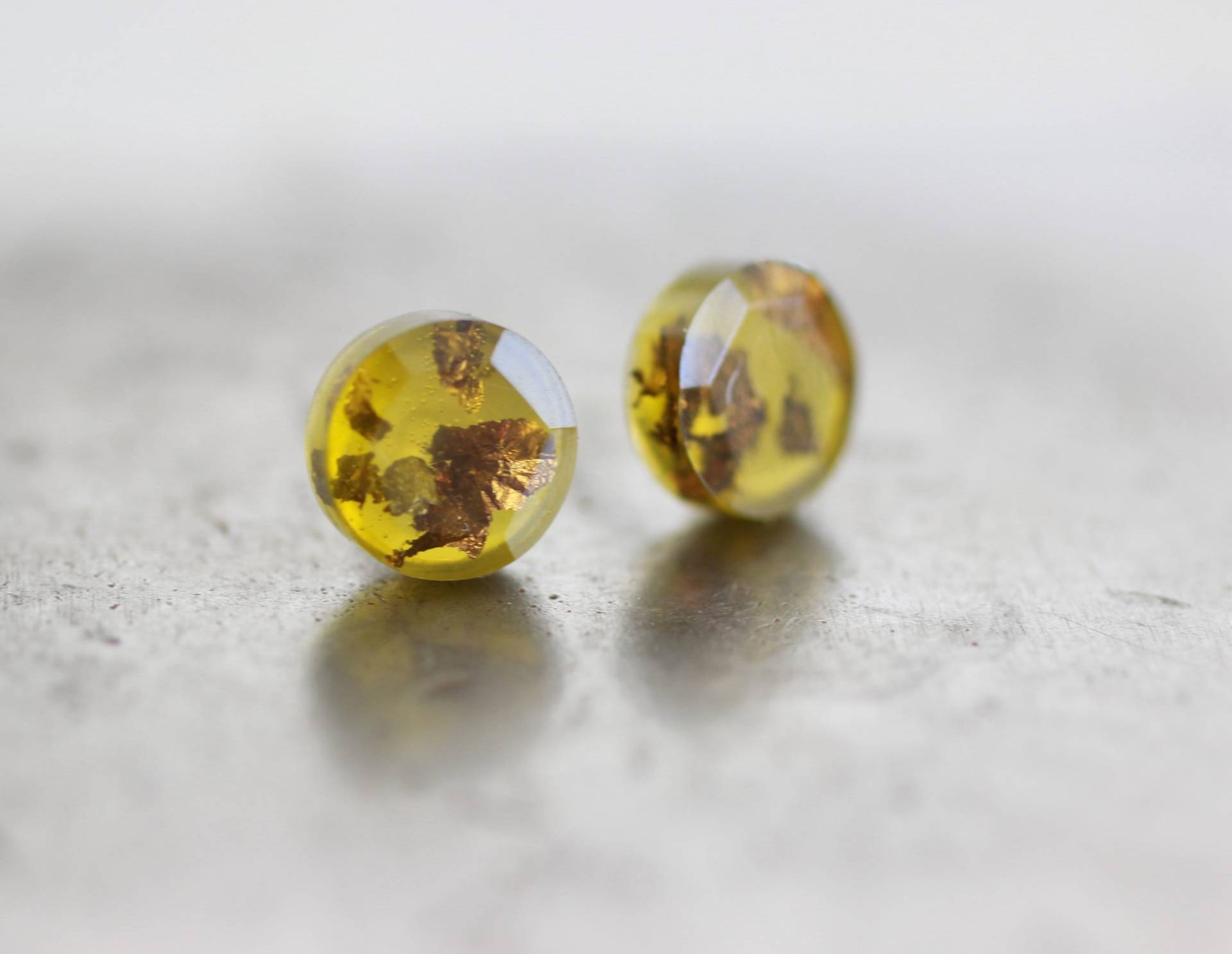 Harz-Ohrstecker in Peridot-Farbe Mit Blattgold, Harz-Schmuck von ARTISUNtis