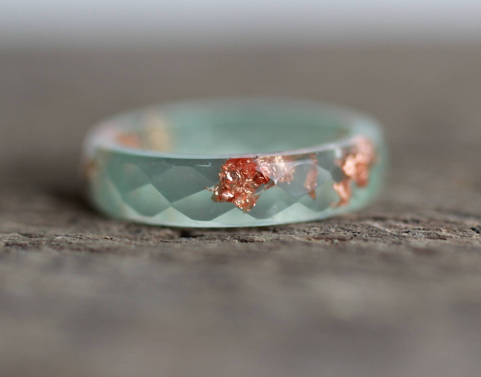 Hellgrüner Resin Ring Mit Kupfer Flakes, Aqua Bandring von ARTISUNtis