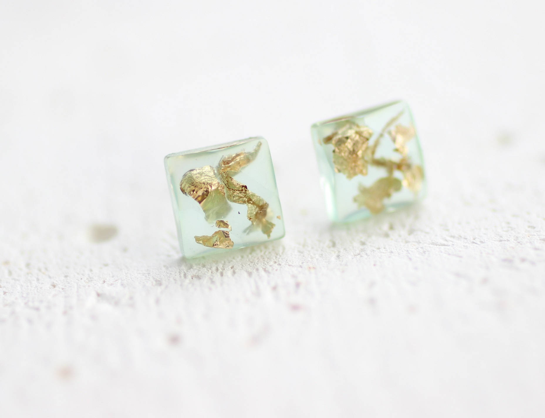 Jadegrüne Resin Ohrstecker Mit Goldflocken, Schmuck von ARTISUNtis