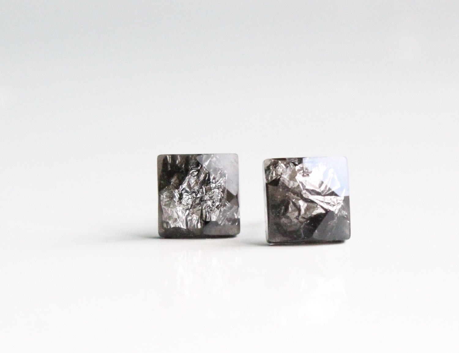 Schwarze Ohrstecker Aus Kunstharz Mit Silberflocken, Für Empfindliche Ohren von ARTISUNtis