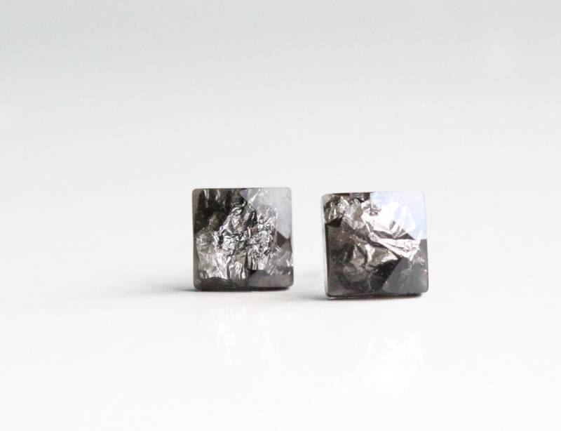 Schwarze Ohrstecker Aus Kunstharz Mit Silberflocken, Für Empfindliche Ohren von ARTISUNtis