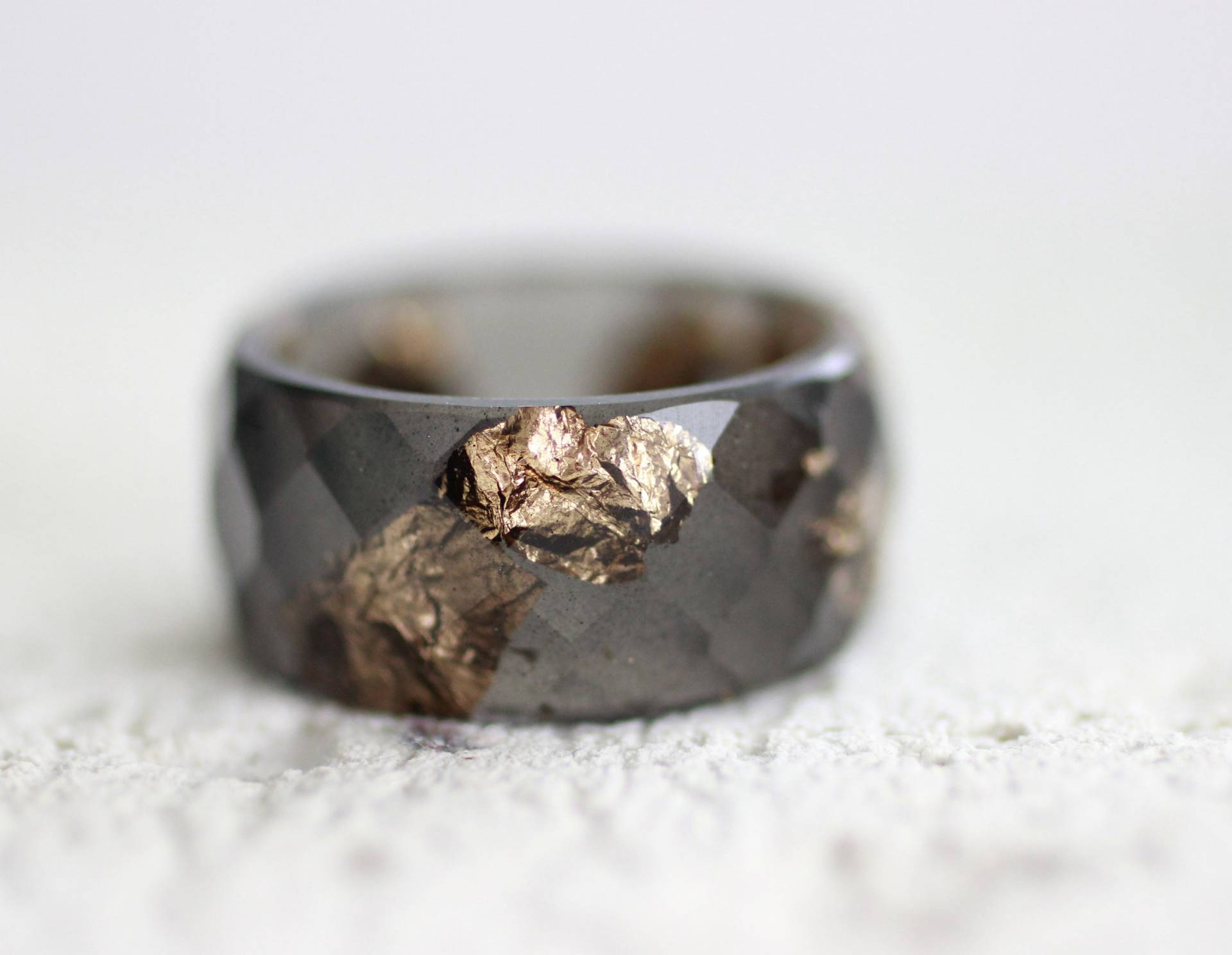 Schwarzer Resinring, Breiter Bandring Mit Goldflocken, Grober Epoxydring von ARTISUNtis