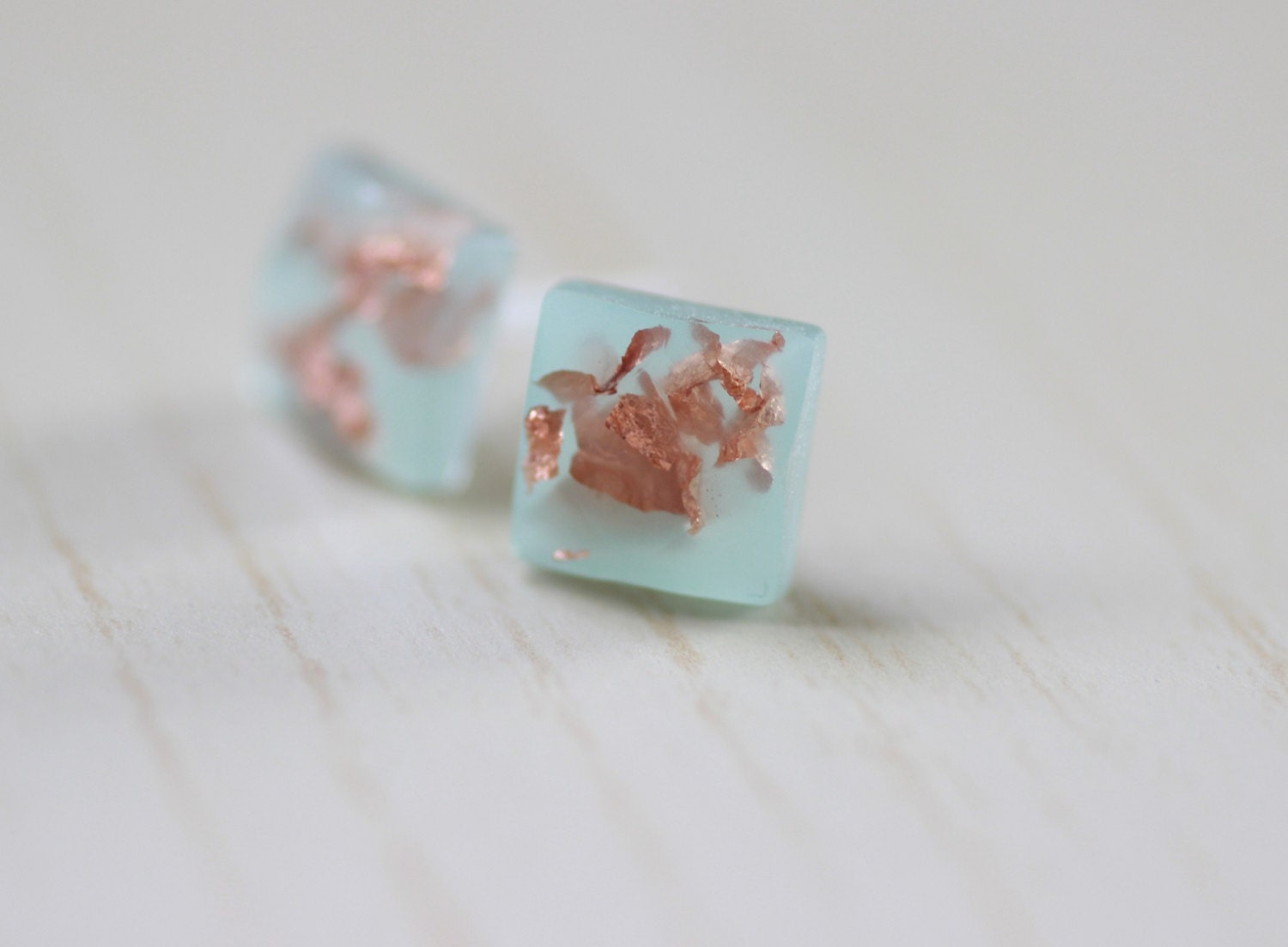 Sea Foam Grüne Resin Ohrstecker Mit Kupfer Flakes, Schmuck von ARTISUNtis