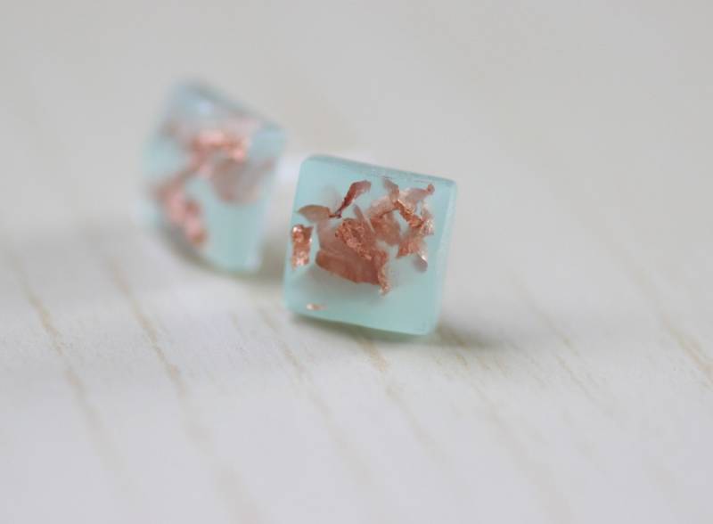 Sea Foam Grüne Resin Ohrstecker Mit Kupfer Flakes, Schmuck von ARTISUNtis