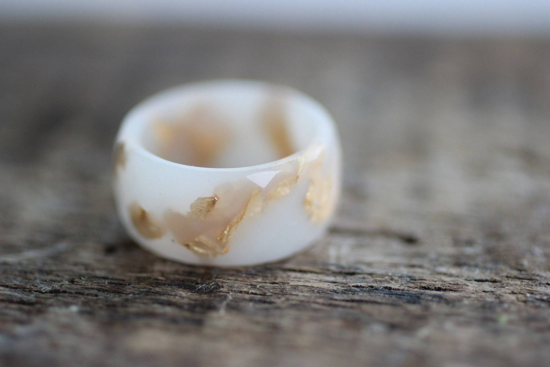 Weißer Harzring, Breiter Bandring in Elfenbeinfarbe Mit Goldflocken, Alternativer Ehering von ARTISUNtis