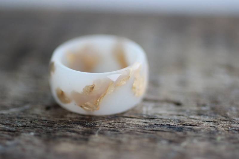 Weißer Harzring, Breiter Bandring in Elfenbeinfarbe Mit Goldflocken, Alternativer Ehering von ARTISUNtis