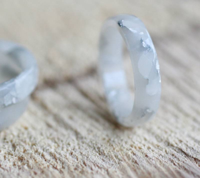 Weißer Resin Ring Mit Blattsilber, Alternativer Ehering von ARTISUNtis